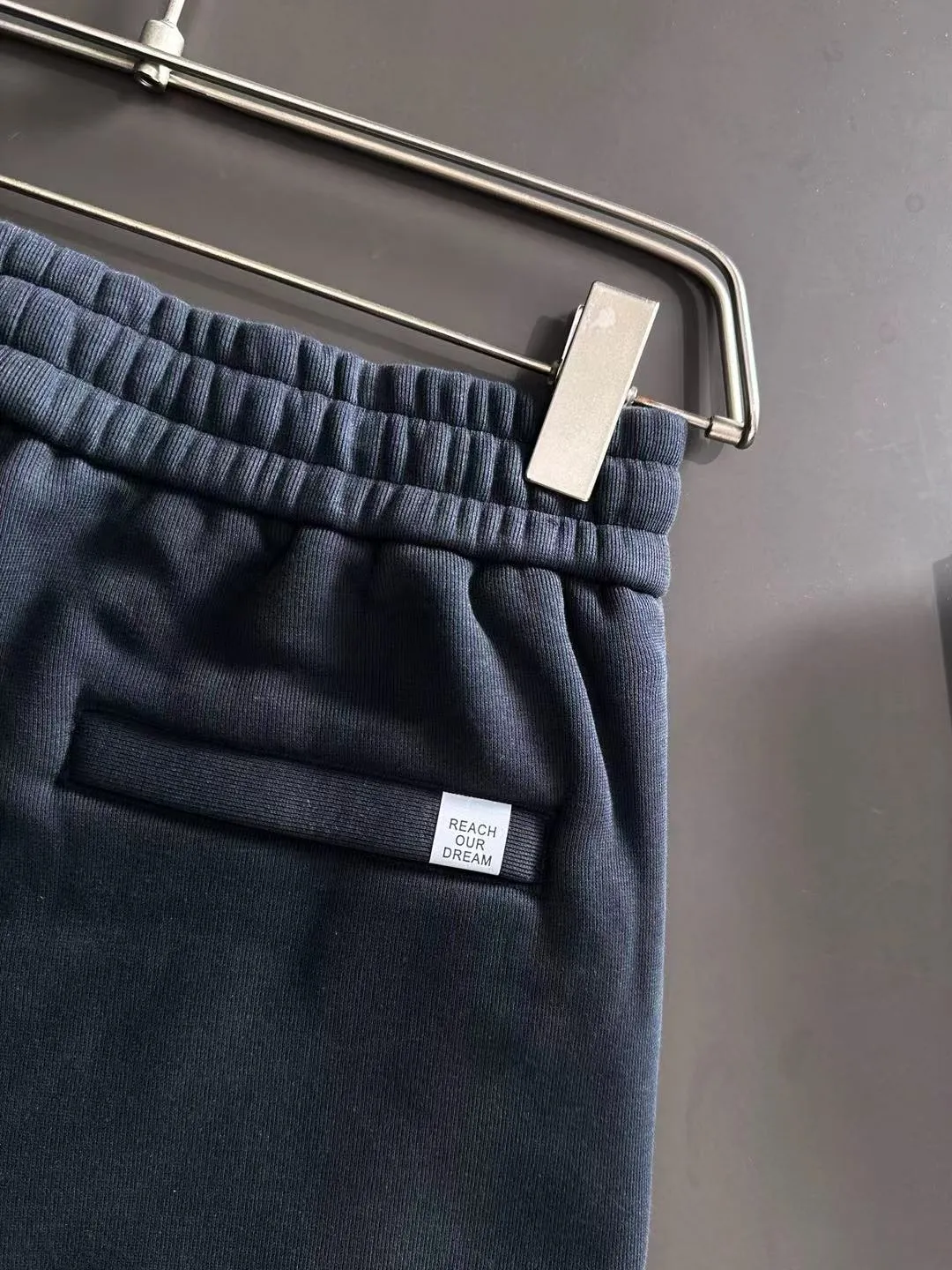 Next day shipment P360 Big Goose 2025 new winter elastic band casual pants, thick velvet counter-customized fabric, high breathability and comfort, impeccable details, brand element design concept, reflecting high quality. It feels delicate and soft! It presents a casual cut and the upper body shape is great! Size: M-4XL